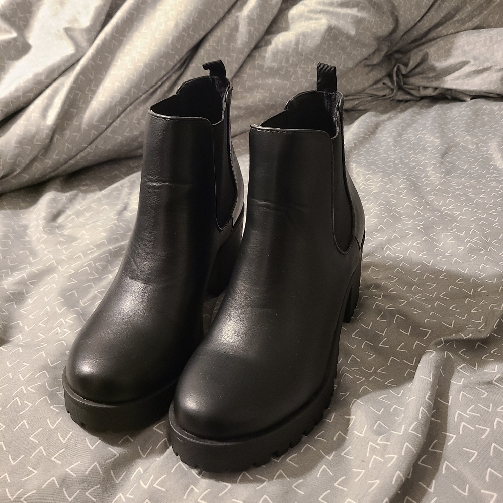 Women's Black Chelsea Boots Size 7